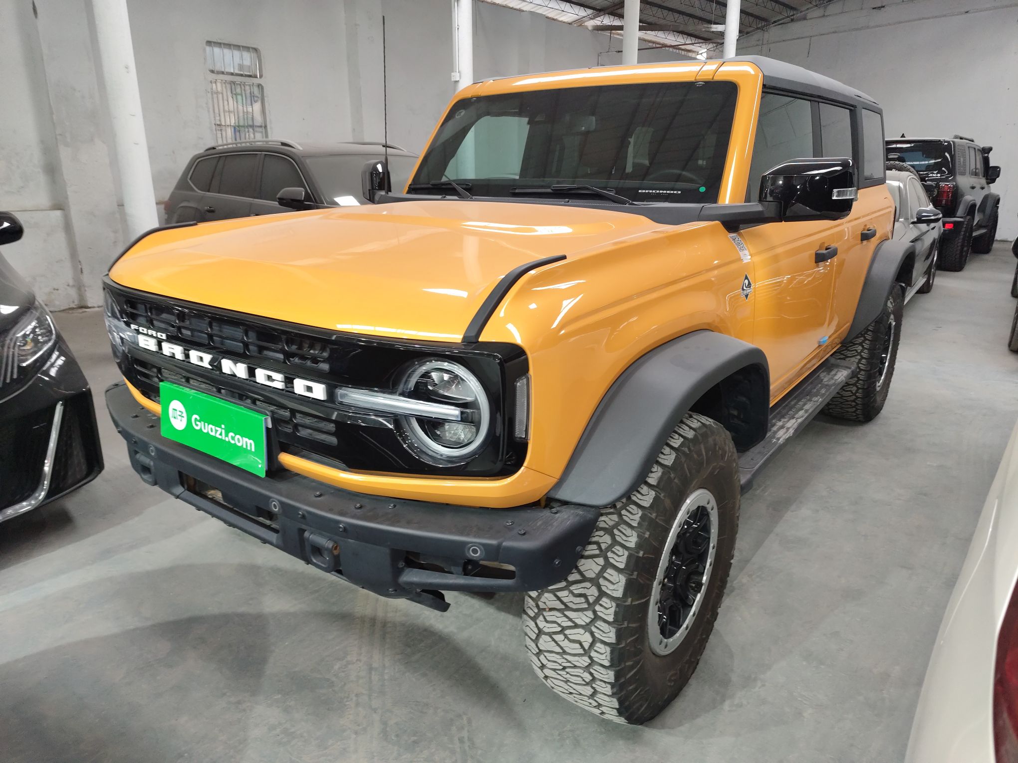 تحت مقدمة السيارة