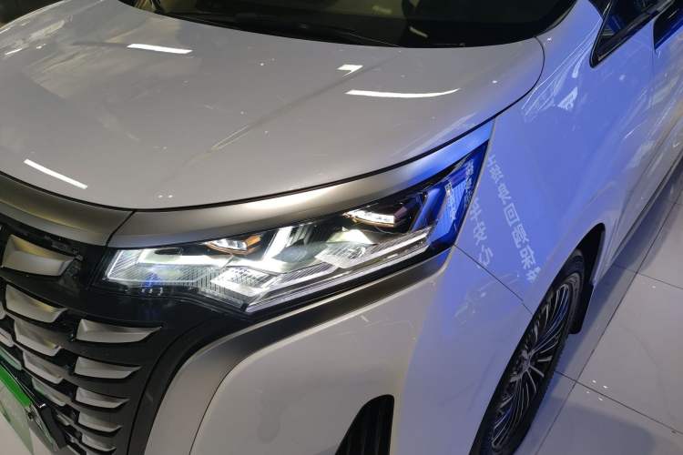 Used Denza D9 2022 DM-i 970 Four-Wheel Drive Prestige Model Left Front Headlight