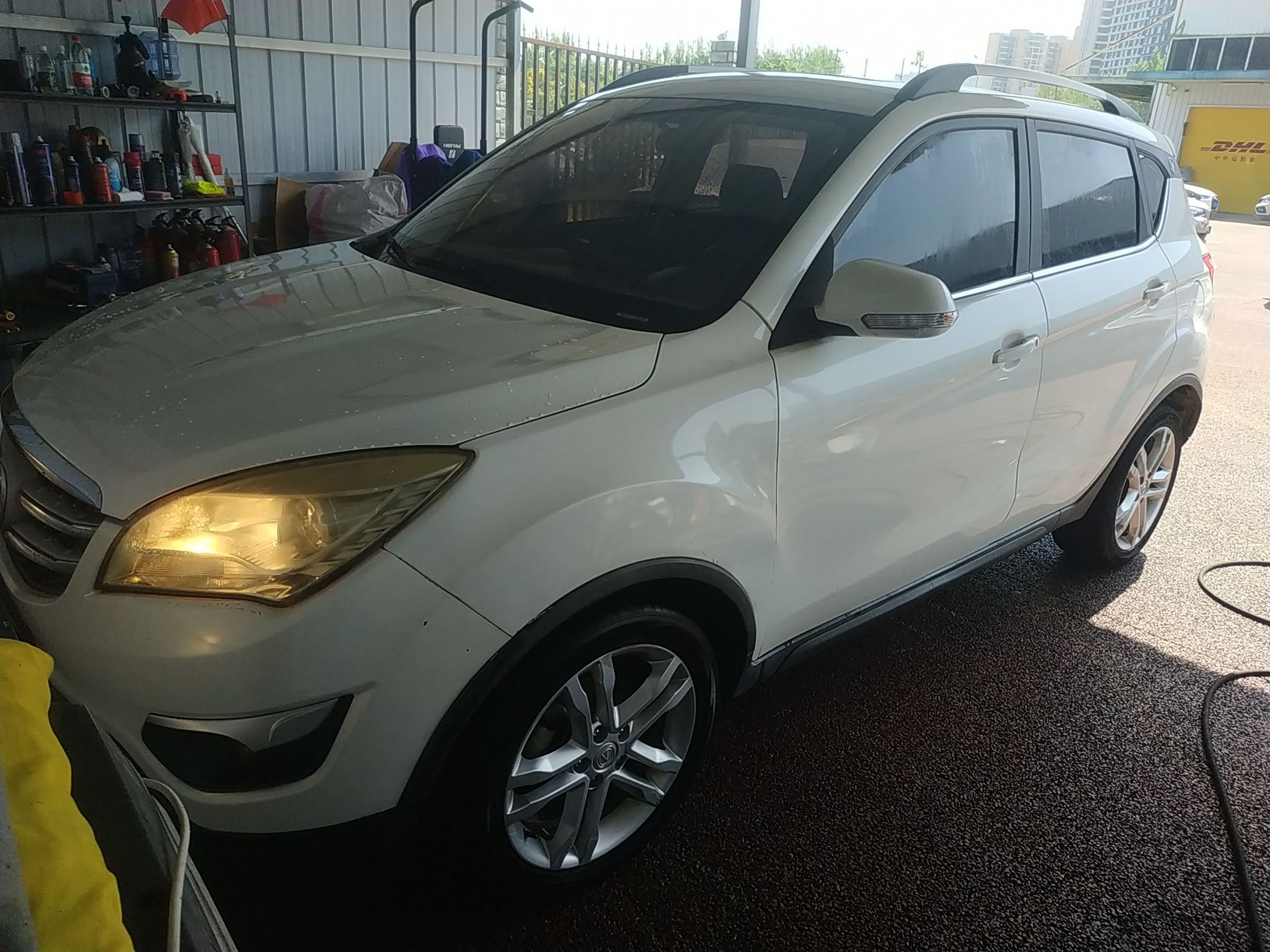 تحت مقدمة السيارة