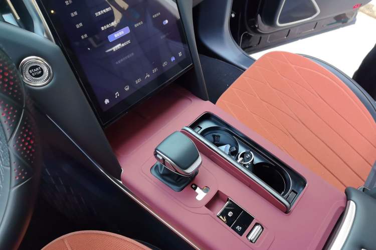 Used Hongqi HS7 PHEV 2024 2.0T PHEV Two-Wheel Drive Flagship Edition 6 Seats