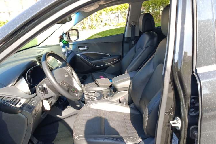 Used Hyundai Santa Fe 2013 2.4L Automatic Two-Wheel Drive Smart Version Left Front Seat