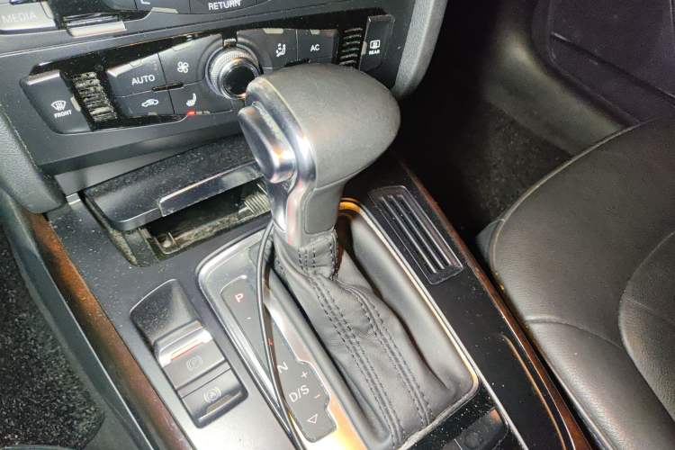 Used Audi A4L 2013 35 TFSI Automatic Comfort Model Gear Lever