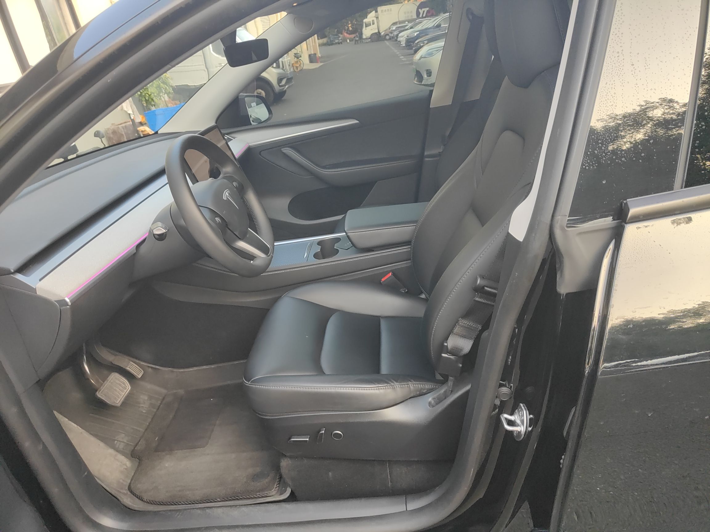 المقاعد الأمامية داخل السيارة