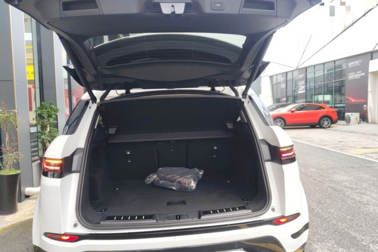 Used Land Rover Range Evoque 2026 Model Range Rover Velar L SE
