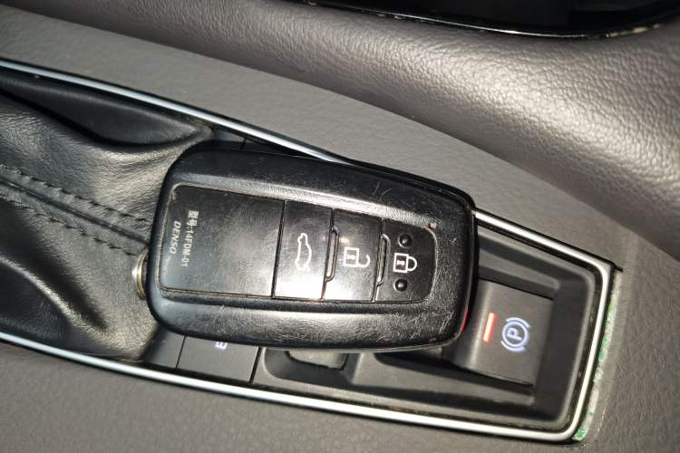 Used Toyota Avalon 2019 Dual-Engine 2.5L Luxury Edition China VI Standard