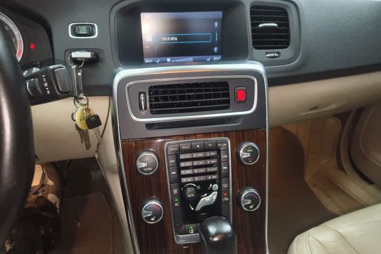 Used Volvo S60 2011 T6 AWD Prestige Edition Audio And AC Panel