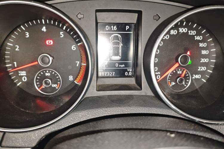 Used Volkswagen Golf 2011 1.4 TSI Comfort Travel Edition Odometer Close Up