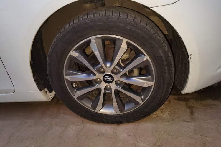 Used Hyundai Sonata 2013 2.0L Automatic Luxury Edition Right Front Wheel Hub