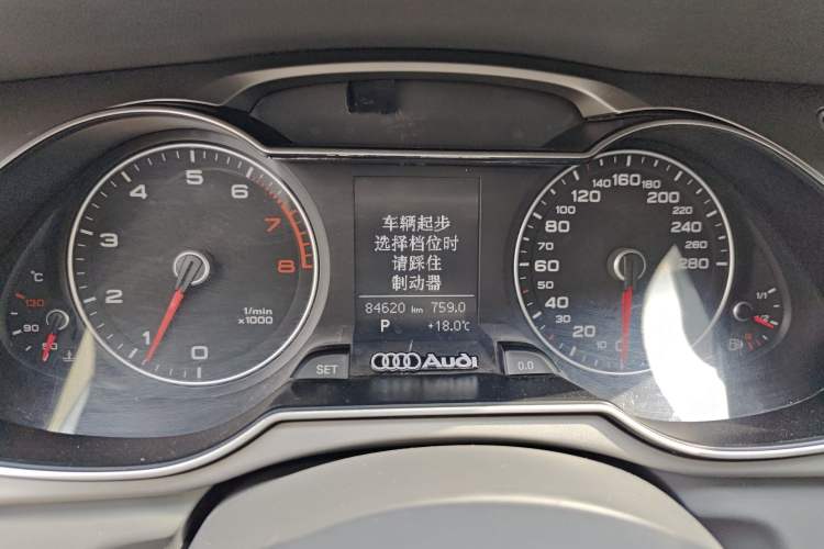 Used Audi A4L 2013 35 TFSI Automatic Comfort Model Odometer Close Up