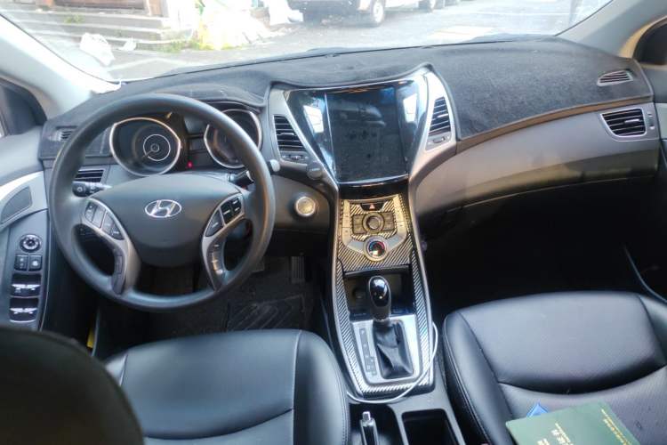 Used Hyundai Elantra (5th Generation / Langdong) 2013 1.6L Automatic Leading Model Center Console