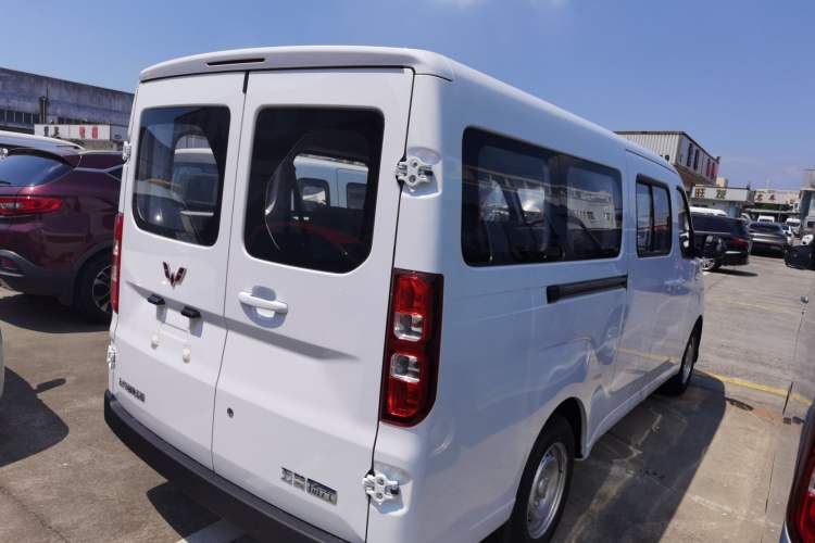 Used Wuling Yangguang 2024 300KM Comfort Version Passenger Van 75kW