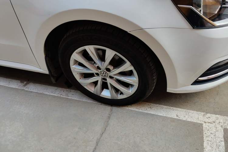 Used Volkswagen Lavida 2017 1.6L Automatic Comfort Edition Right Front Wheel Hub