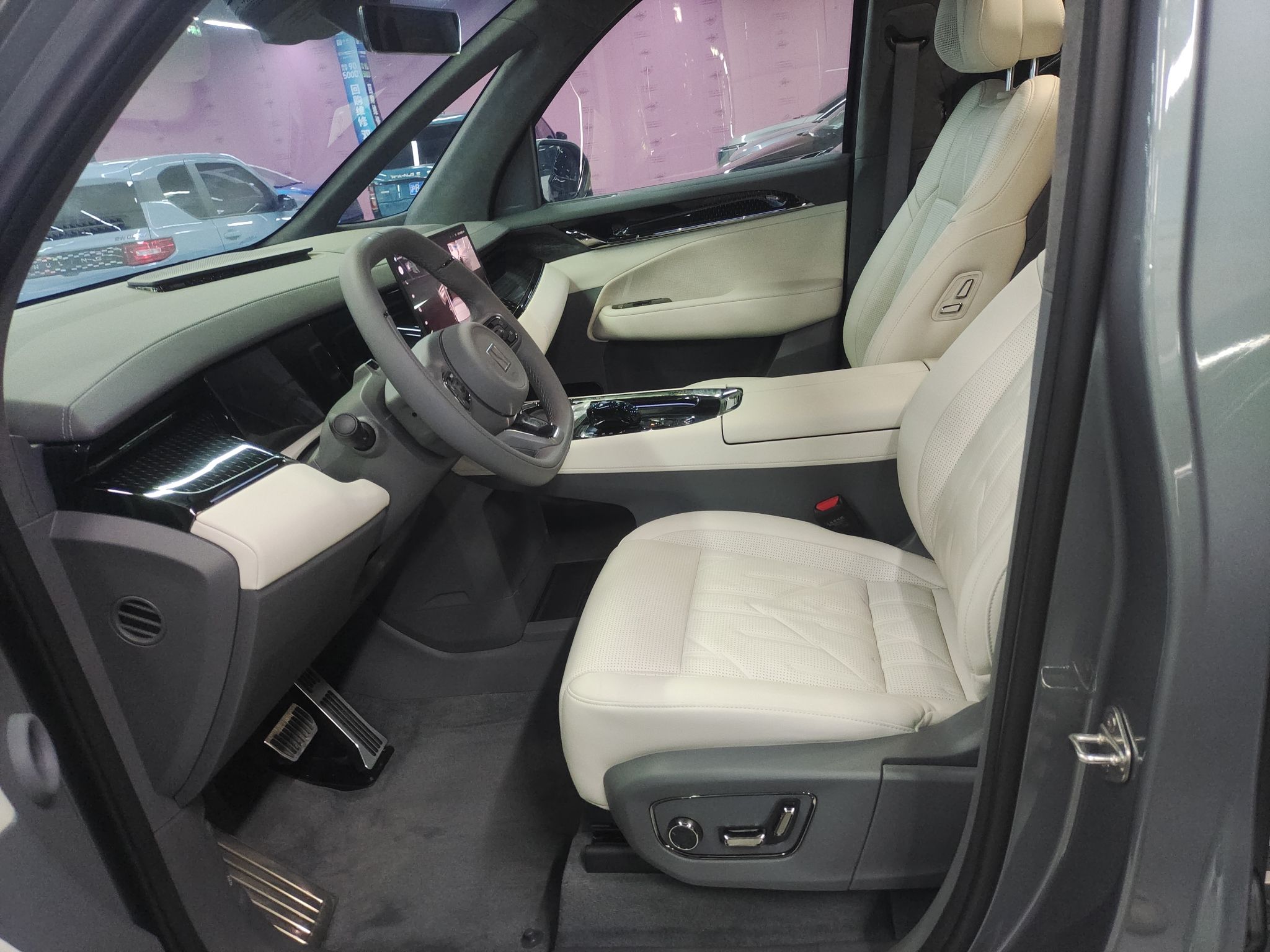 المقاعد الأمامية داخل السيارة