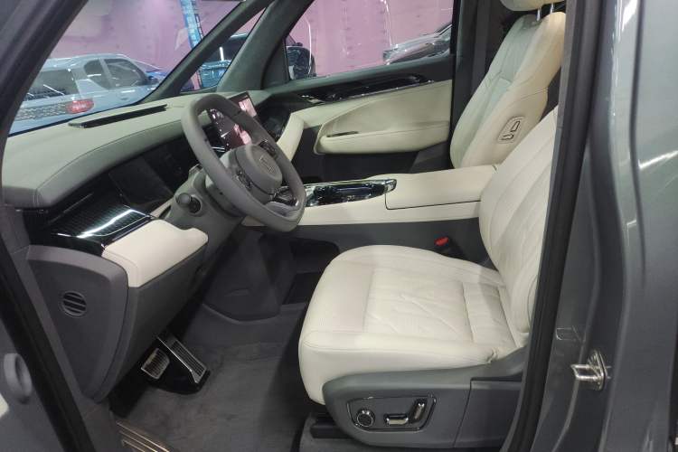 Used Zeekr 009 2024 Six-Seat Executive Version 4WD 108 kWh Left Front Seat