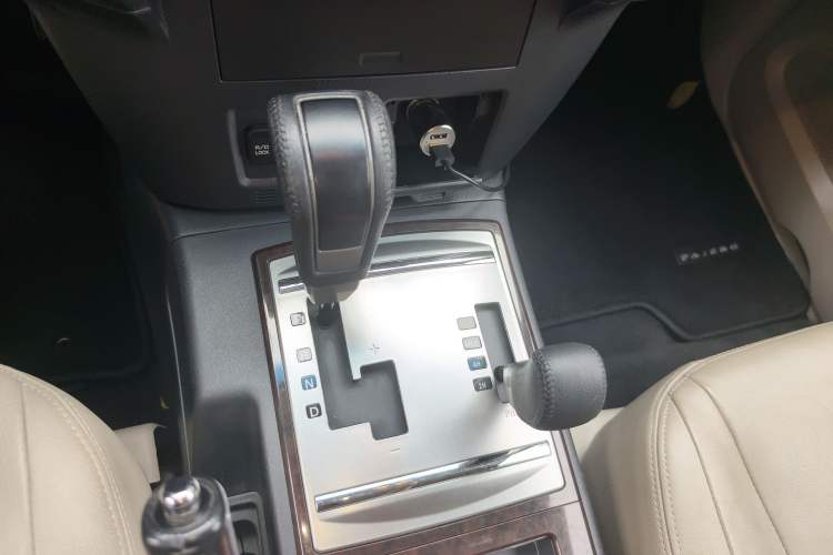 Used Mitsubishi Pajero  Gear Lever