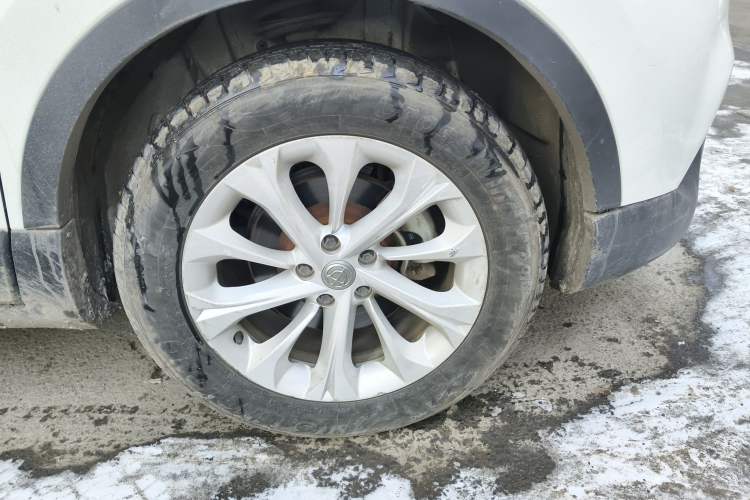 Used Brilliance V3 2015 1.5L Automatic Elite Model Right Front Wheel Hub