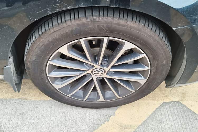 Used Volkswagen Magotan 2020 330TSI DSG Luxury Edition Right Front Wheel Hub