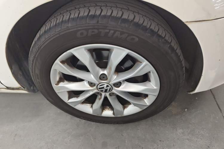 Used Volkswagen Golf 2012 1.6L Automatic Comfort Model Right Front Wheel Hub