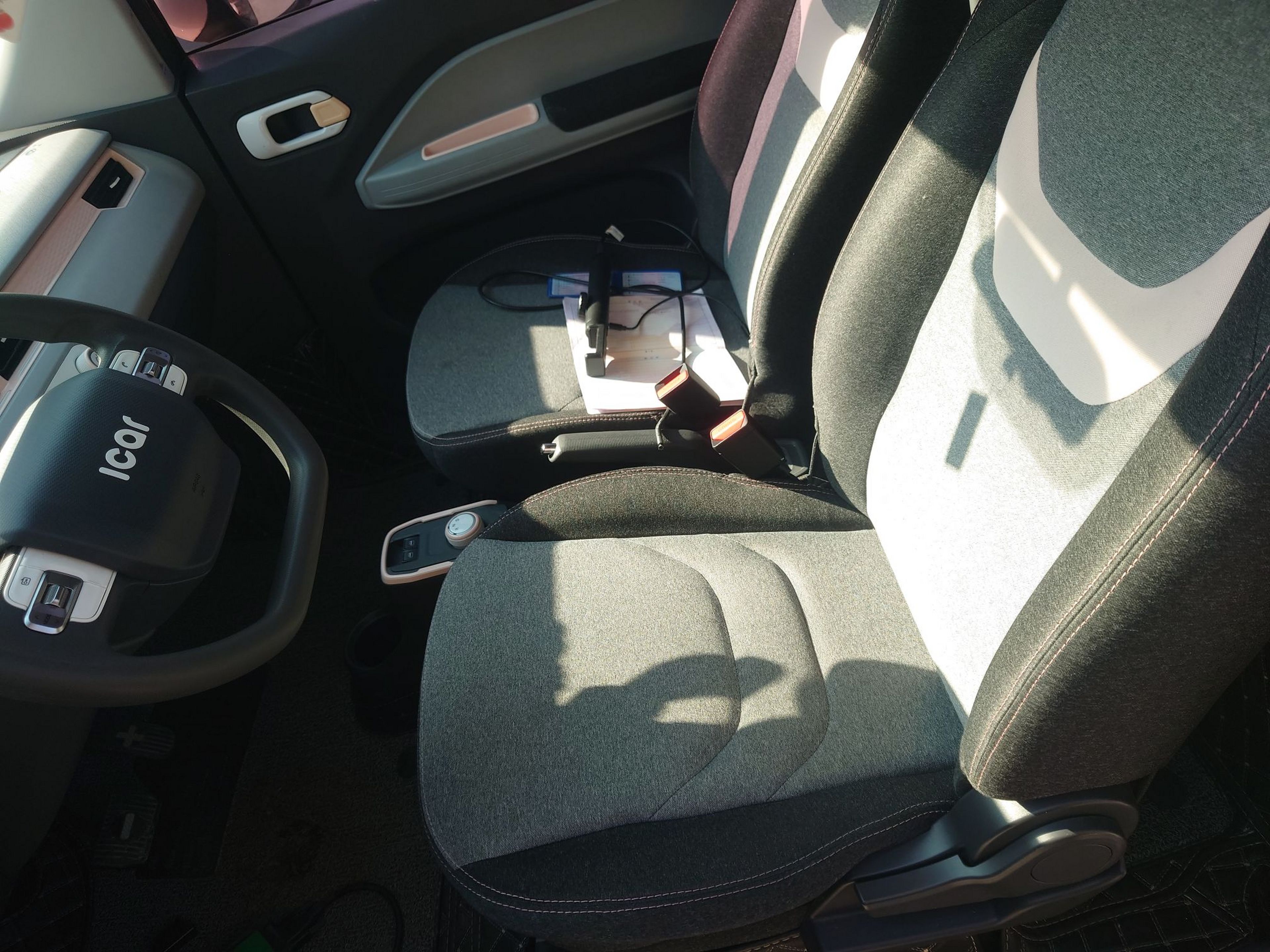 المقاعد الأمامية داخل السيارة