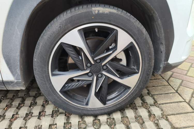 Used Geely Galaxy L7 2023 1.5T 115 km Starship Right Front Wheel Hub