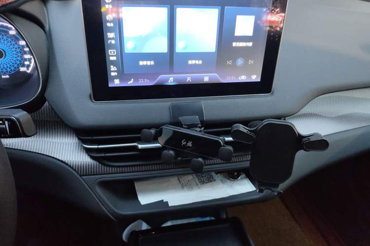 Used Hongqi E-QM5 2023 Base Travel Edition Audio And AC Panel