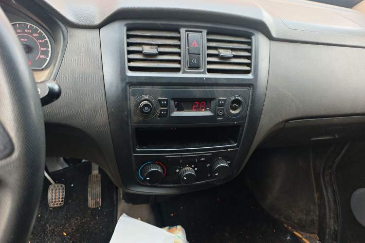 Used Wuling Rongguang S 2023 1.5L Base Version 5/7 Seats Audio And AC Panel