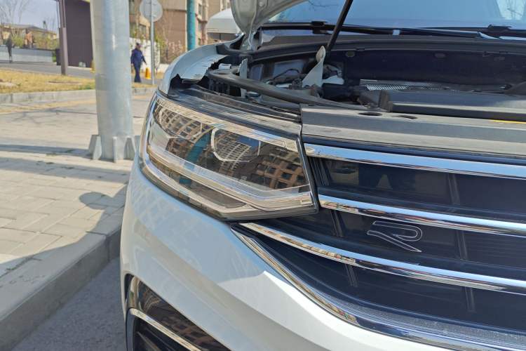 Used Volkswagen Tiguan L 2023 Restyled 330TSI Automatic Two-Wheel Drive R-Line Enhanced Comfort Version Right Front Headlight