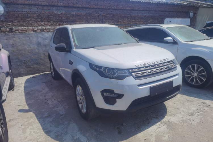 Used Land Rover Discovery Sport 2018 240 PS PURE Edition Front Right 45 Deg