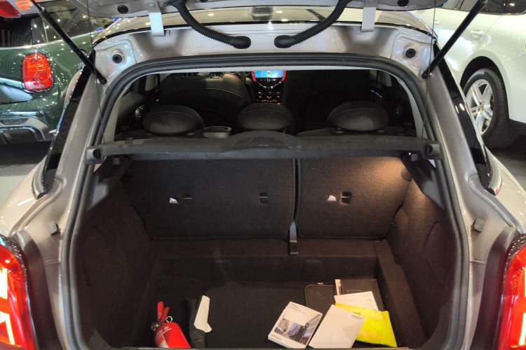Used MINI 2022 Updated 1.5T COOPER Artist Five-Door Edition Trunk