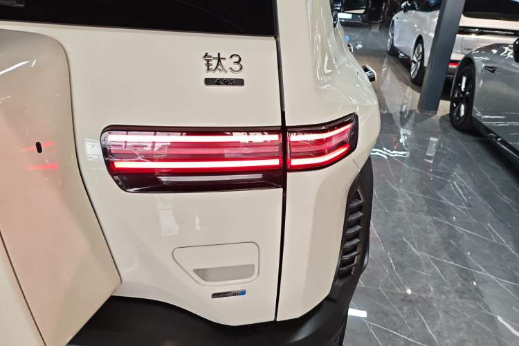 Used Formula Leopard Titanium 3 2025 501KM All-Wheel Drive Intelligent Driving Ultra Version Exterior 3