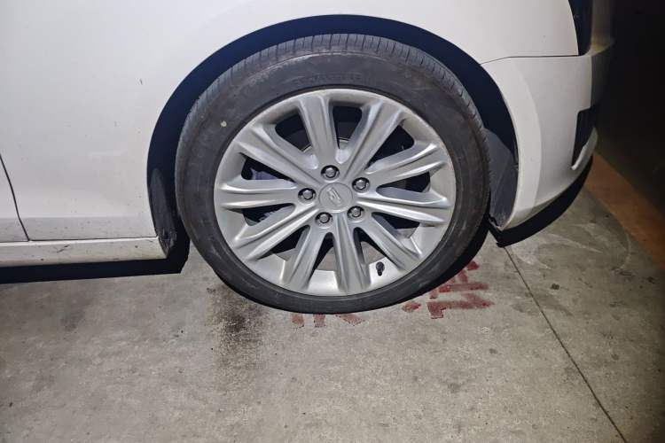 Used Cadillac ATS-L 2017 28T Tech Edition Right Front Wheel Hub