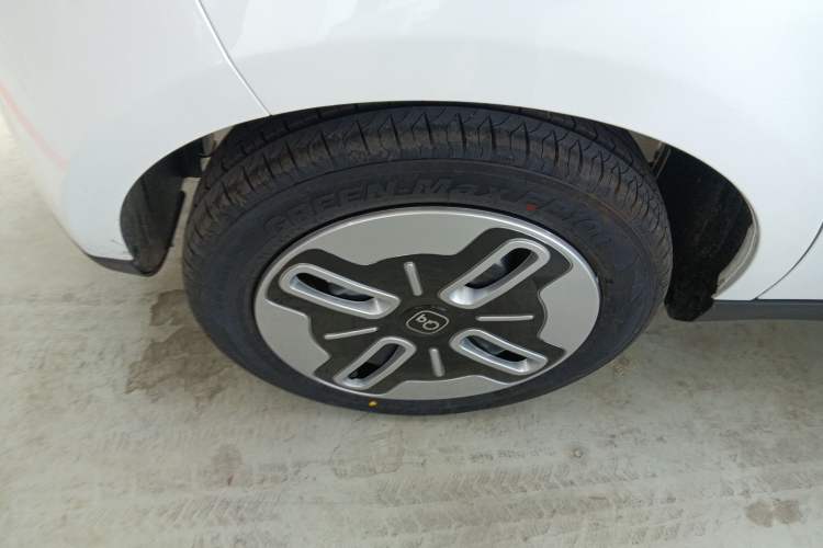 Used Chery QQ Domi 2025 Model 305km Comfort Edition Right Rear Wheel Hub