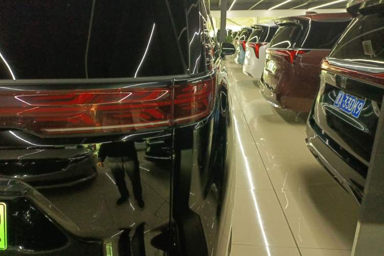 Used Denza D9 2025 DM-i Intelligent Drive 1020 Four-Wheel Drive Flagship Model