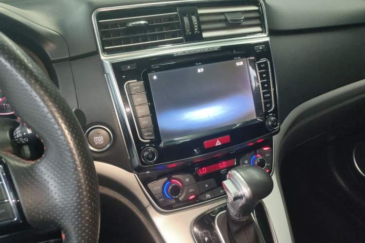 Used Haval H6 2015 Sport Edition 1.5T Automatic Two-Wheel Drive Luxury Model Audio And AC Panel