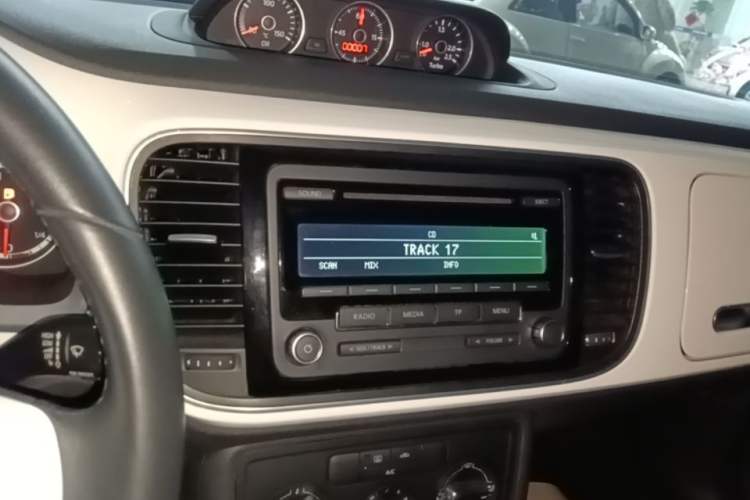 Used Volkswagen Beetle 2013 1.4TSI Fashion Edition Audio And AC Panel