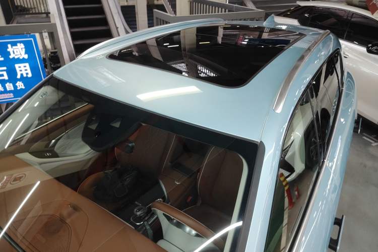 Used VOYAH FREE 2023 Four-Wheel Drive Extended-Range Model with Ultra-Long Range Roof