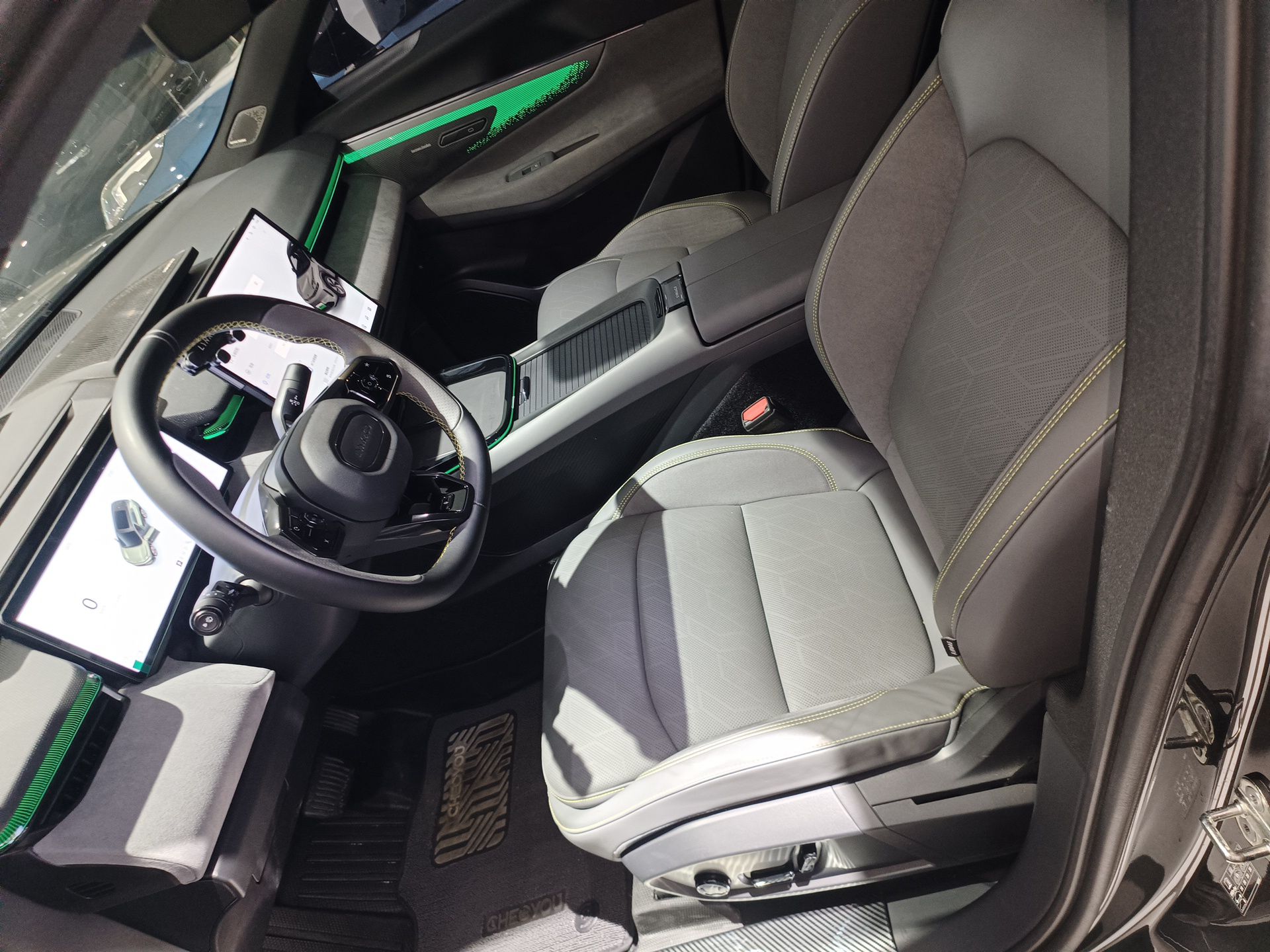 المقاعد الأمامية داخل السيارة