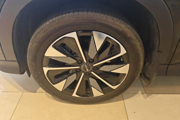 Used BYD Song PLUS New Energy 2025 DM-i Intelligent Driving 112KM Prestige Model Left Front Wheel Hub