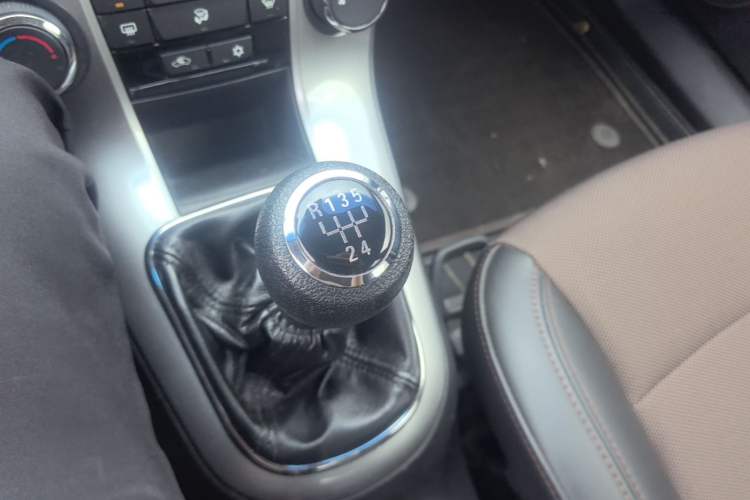 Used Chevrolet Cruze 2013 Hatchback 1.6L Manual Luxury Model Gear Lever