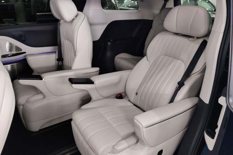 Used VOYAH Dream 2025 PHEV Four-Wheel-Drive Flagship Kunpeng Edition
