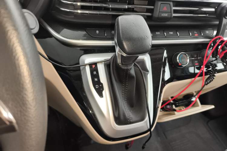 Used SAIC MAXUS Xintu V90 2020 2.0T AMT Yunjie Edition Front-Wheel Drive Rear Single Tire Short Wheelbase High Roof 6-Seater
