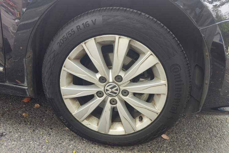 Used Volkswagen Sagitar 2015 1.6L Automatic Comfort Model Right Front Wheel Hub