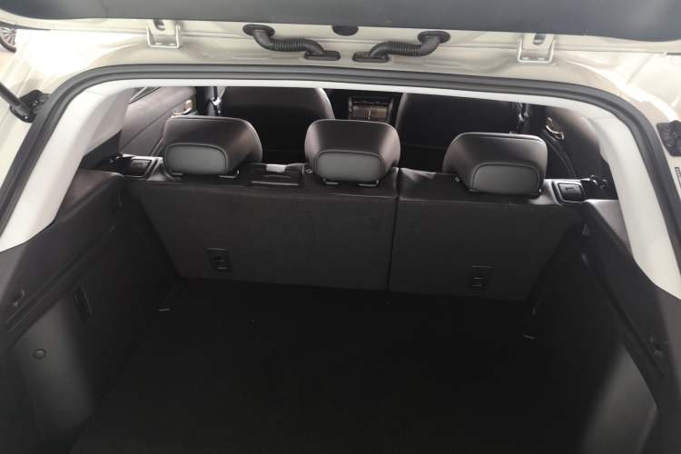 Used Baojun Yunhai 2024 140km Plug-in Hybrid Version Trunk