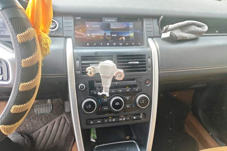 Used Land Rover Discovery Sport 2018 240 PS HSE LUXURY Edition Audio And AC Panel