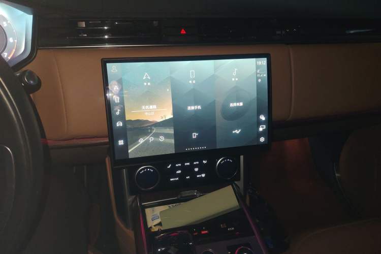 Used Land Rover Range Rover 2023 3.0 L6 400 PS Prestige Seven-Seater Extended Version
