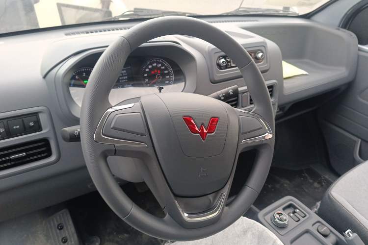 Used Wuling Yangguang 2024 300KM Comfort Version Passenger Van 75kW Steering Wheel