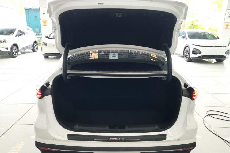 Used Geely Galaxy L6 2024 125km PLUS Dragon Edition Trunk