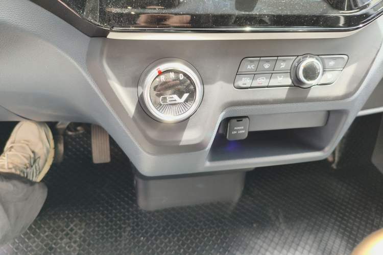 Used SAIC MAXUS EV30 2023 Pure-Electric Smart Logistics Expert with Long Wheelbase Guoxuan