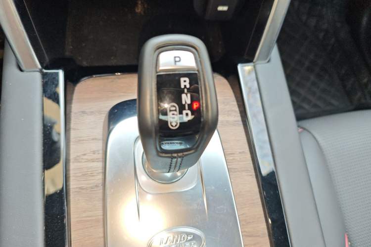 Used Land Rover Discovery Sport 2020 249 PS R-Dynamic Luxury Custom Edition Gear Lever