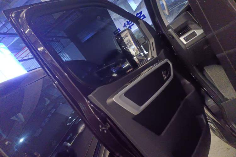 Used Dongfeng Yufeng Yufeng 2023 V9+ 2.0T Automatic Front-Wheel-Drive Short Wheelbase Mid-Roof Design—5/6-Seater
